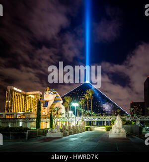 Hotel Louxor et le ciel de nuit de faisceau - Las Vegas, Nevada, USA Banque D'Images
