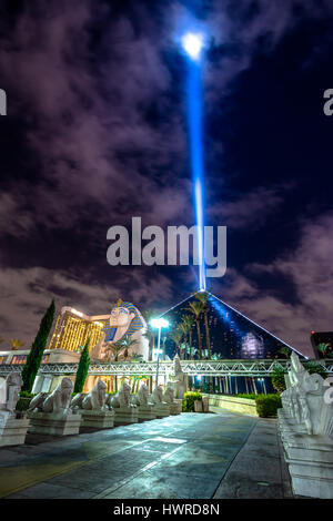 Hotel Louxor et le ciel de nuit de faisceau - Las Vegas, Nevada, USA Banque D'Images