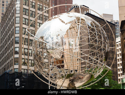 La ville de New York, USA - Juillet 07, 2015 : grand monde au Columbus Circle à Manhattan, la sculpture à 59 St et Columbus Avenue. Banque D'Images