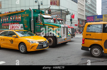 La ville de New York, USA - 12 juillet 2015 : Les voitures, les camions et les taxis jaunes au centre-ville de Manhattan. Le trafic est toujours encombré pendant les heures de pointe. Banque D'Images