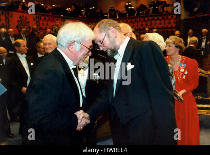LINDGREN THORGNY auteur suédois et membre de l'académie suédoise félicite le lauréat irlandais Seamus Heaney pour le prix Nobel de 1995 literture Banque D'Images