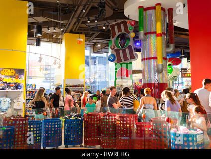 La ville de New York, USA - Juillet 08, 2015 : Le M&M world store à Times Square. Ce trois-niveau 24 000 mètres carrés de magasin est le plus grand magasin de bonbons dans Manha Banque D'Images