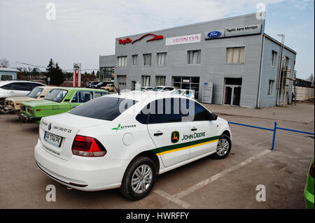 Kiev, Ukraine - le 22 mars 2017 : Volkswagen Jetta avec logo John Deere sur les portières. Banque D'Images