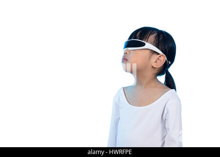 Chinois asiatique petite fille portant des costumes futuristes et eyeglassses agir comme fond isolé dans Cyborg Banque D'Images