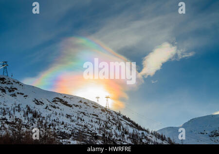 Un magnifique phénomène de la nature : un nuage irisé au-dessus d'une crête de montagne. Banque D'Images