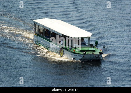 Boston Duck Tours de la Charles River, vu depuis le pont Longfellow, Boston, Massachusetts Banque D'Images