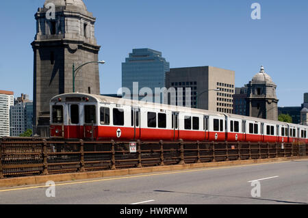 Une ligne rouge MBTA train traverse le pont de Lonfgellow à Boston, Massachusetts Banque D'Images