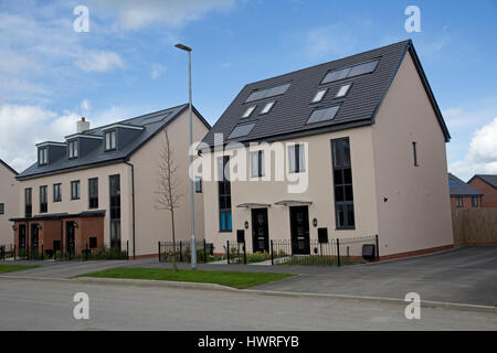 De nouvelles maisons jumelées 2017 avec tous les panneaux solaires PV noir kaki greenacres bishops cleeve cheltenham uk Banque D'Images