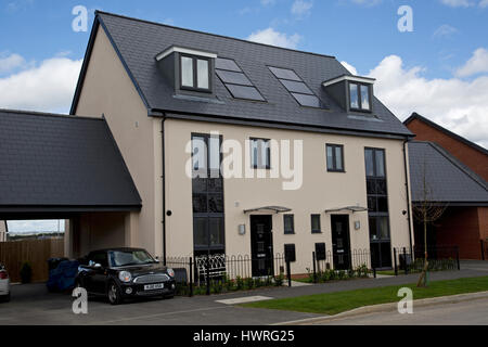 Nouvelles maisons 2017 avec tous les panneaux solaires PV noir kaki greenacres bishops cleeve cheltenham uk Banque D'Images