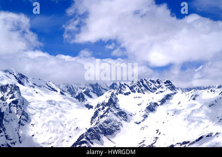 Les montagnes enneigées à sun 24. Montagnes du Caucase, région Chelyabinsk. Voir à partir de la pente de ski. Banque D'Images