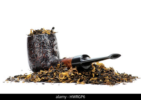 Briar pipe avec le tabac isolé sur fond blanc Banque D'Images