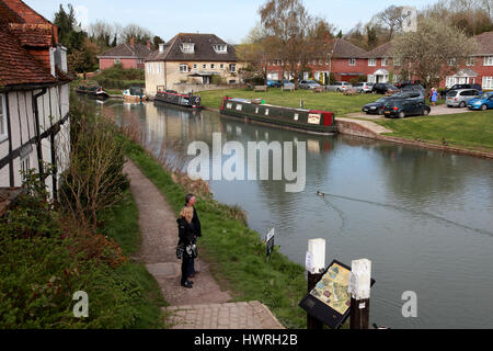 Amarré sur les Narrowboats Kennet and Avon Canal dans le centre de Hungerford, Berkshire Banque D'Images