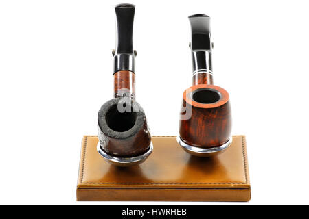 Briar pipes sur rack isolé sur fond blanc Banque D'Images