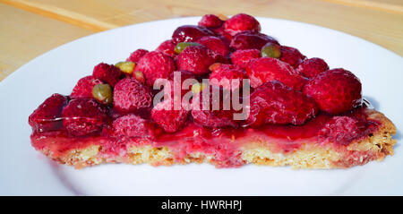 Dessert sucré fait maison, une tranche de tarte aux framboises servi sur une plaque blanche Banque D'Images