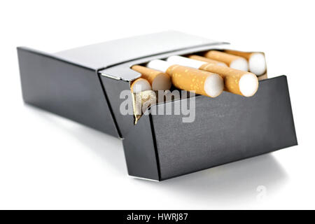 Paquet de cigarettes isolé sur fond blanc Banque D'Images