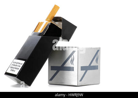 Paquet de cigarettes avec aucun signe de fumer isolé sur fond blanc Banque D'Images