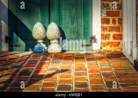 Le soleil se lève sur une paire de portes s'arrête à l'avant du Ferry patio Plantation House à Virginia Beach, VA. https://en.wikipedia.org/wiki/Ferry Pl Banque D'Images