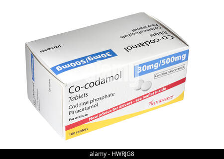 Une boîte de 100 Co-Codamol 30mg/500mg de phosphate de codéine / paracétamol comprimés isolé sur fond blanc Banque D'Images