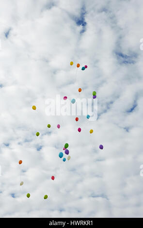 De nombreux ballons de couleur battant jusqu'à la sky Banque D'Images