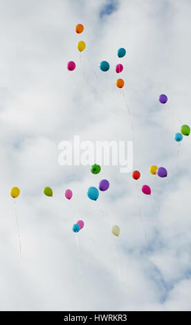 De nombreux ballons de couleur battant jusqu'à la sky Banque D'Images