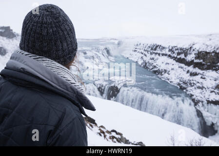 Jeune femme sur Gullfoss en hiver avec de la neige, de l'Islande Banque D'Images