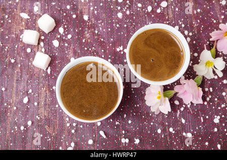 Deux tasses de café et des fleurs roses Banque D'Images