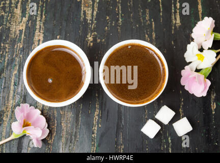 Deux tasses de café et des fleurs roses Banque D'Images