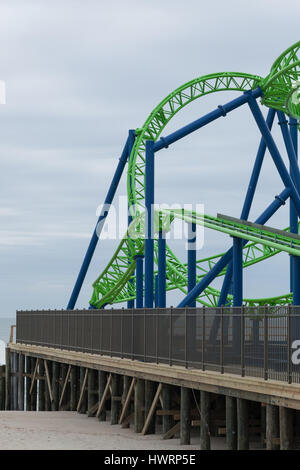 SEASIDE HEIGHTS, NEW JERSEY - le 21 mars 2017 : l'Hydrus roller coaster est testé et construit sur Casino Pier Banque D'Images