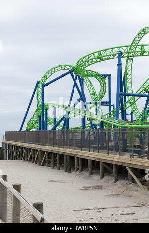 SEASIDE HEIGHTS, NEW JERSEY - le 21 mars 2017 : l'Hydrus roller coaster est testé et construit sur Casino Pier Banque D'Images