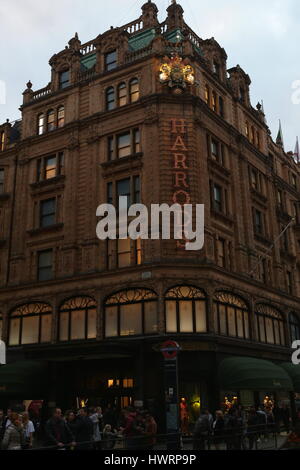 Magasin Harrods à Londres la nuit, Angleterre Banque D'Images