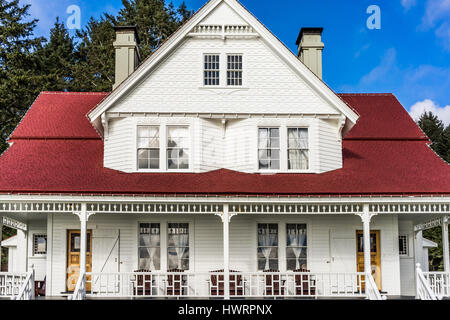 Le phare de Heceta dans le lit et le petit déjeuner dans l'Oregon. C'était la maison familiale de l'ancien gardien de lumière qui donnait sur l'océan Pacifique. Banque D'Images