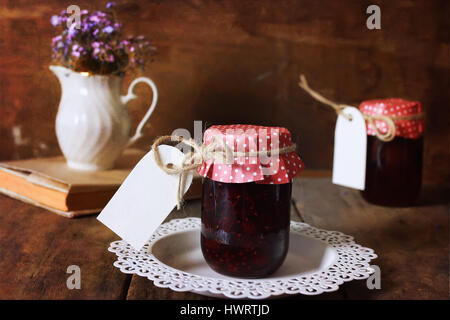 Pot de confiture fait maison rustique rétro Banque D'Images