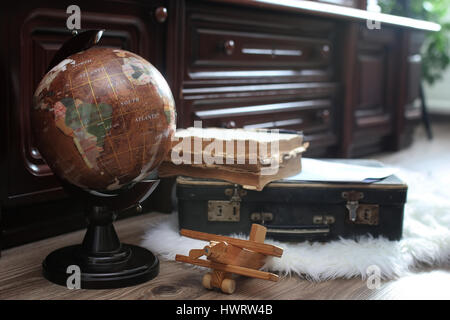 Composition sur un sol en bois vintage globe avec le vieux cuir sui Banque D'Images