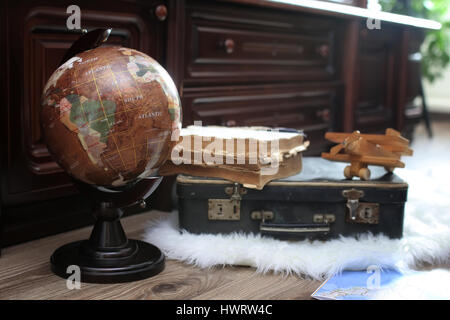 Composition sur un sol en bois vintage globe avec le vieux cuir sui Banque D'Images