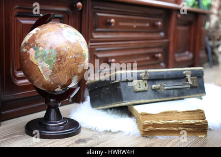 Composition sur un sol en bois vintage globe avec le vieux cuir sui Banque D'Images