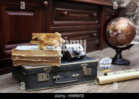 Composition sur un sol en bois vintage globe avec le vieux cuir sui Banque D'Images