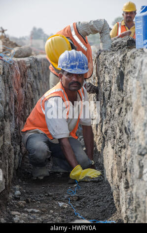 Navi Mumbai, Inde- 21 Janvier, 2017. Construction ouvrier travaillant sur un site. Banque D'Images