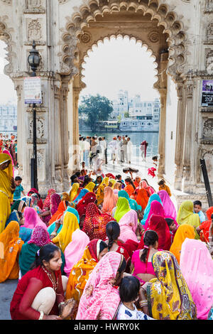 Groupe de femmes indiennes, les invités au mariage en robe de couleurs locales, saris traditionnels, le lac Pichola, Udaipur, l'état indien du Rajasthan. Banque D'Images