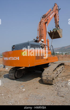 Navi Mumbai, Inde- 21 Janvier, 2017. Construction ouvrier travaillant sur un site. Banque D'Images