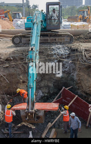 Navi Mumbai, Inde- 21 Janvier, 2017. Construction ouvrier travaillant sur un site. Banque D'Images