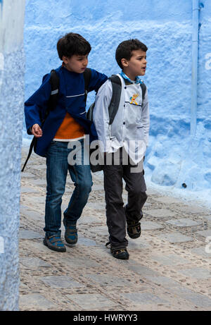 Chefchaouen, Maroc. Deux jeunes écoliers berbères. Banque D'Images