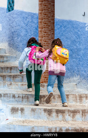 Chefchaouen, Maroc. Les jeunes filles fréquentent la maison après l'école. Banque D'Images