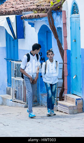 Chefchaouen, Maroc. Deux adolescents à la maison après l'école. Banque D'Images