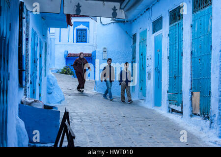 Chefchaouen, Maroc. Scène de rue, deux garçons et une femme marche à pied. Banque D'Images