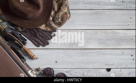 Man's hat et rétro accessoires pour voyager sur une surface en bois laqué blanc Banque D'Images