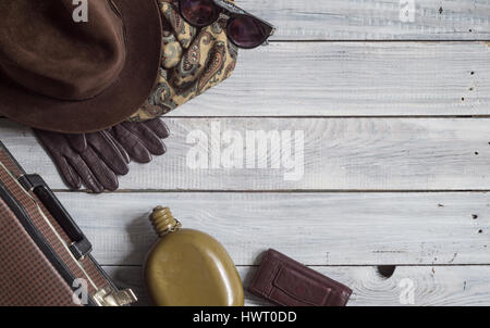 Man's hat et rétro accessoires pour voyager sur une surface en bois laqué blanc Banque D'Images