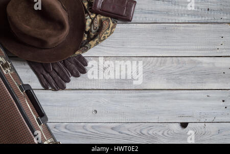 Man's hat et rétro accessoires pour voyager sur une surface en bois laqué blanc Banque D'Images