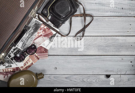 Man's hat et rétro accessoires pour voyager sur une surface en bois laqué blanc Banque D'Images