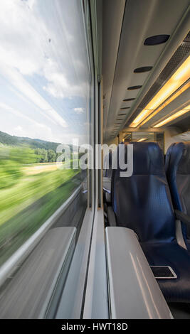 Paysage du train qui semble la peinture impressionniste Banque D'Images