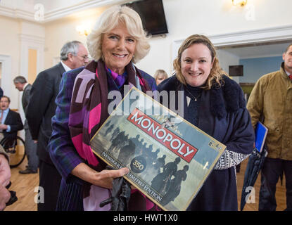 La duchesse de Cornouailles reçoit une édition spéciale du jeu Monopoly d'Amy Starkey, Directeur régional pour l'est le Jockey Club à l'Hippodrome de Newmarket Rowley Mile où elle a dévoilé une statue du roi Charles II à l'occasion du 350e anniversaire de l'accueil de chevaux, que le roi Charles II a joué un rôle important dans la fondation. Banque D'Images